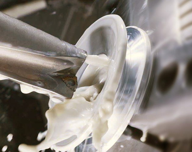 在全合成、半合成金屬切削液與油性切削油當中該怎樣選擇呢？